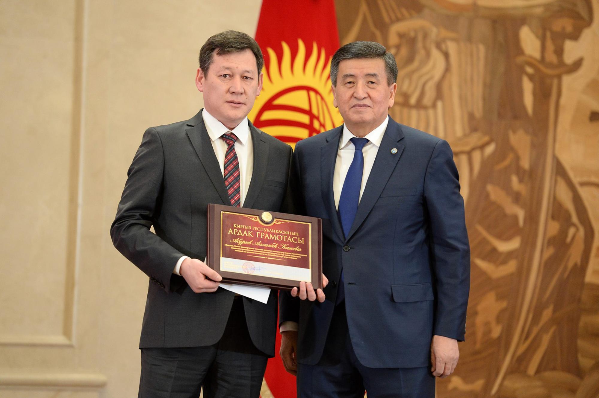 Президент Кыргызстана вручил основателю и владельцу фабрики государственную награду