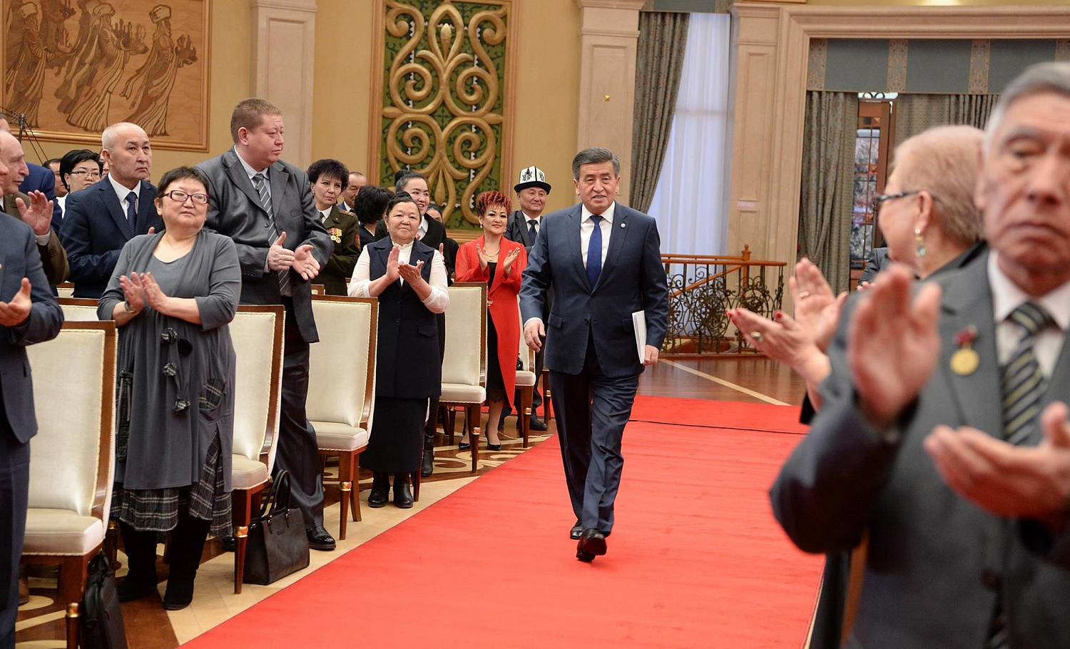 Президент Кыргызстана вручил основателю и владельцу фабрики государственную награду